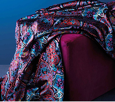 Iolanthe tissu imprimé graphique velours pour  fauteuil et canapé de osborne & little vendu par la rime des matieres bon plan tissu