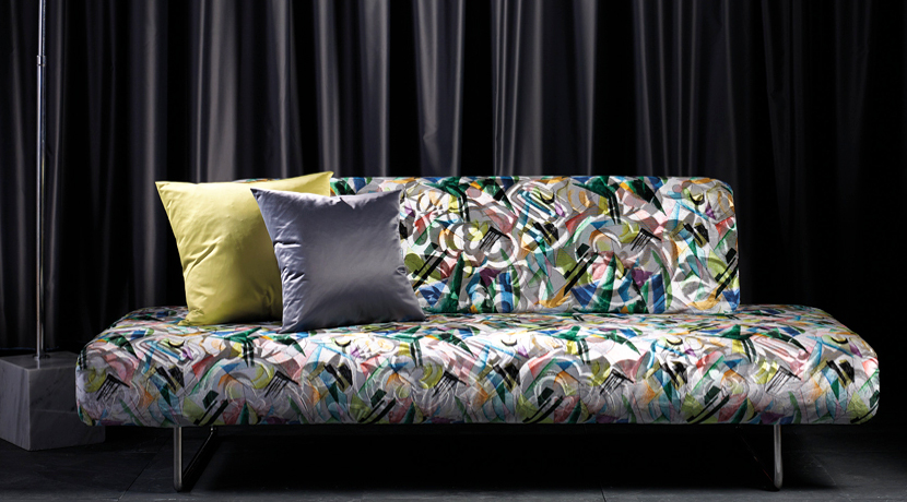 Russolo tissu ameublement imprimé graphique design de Osborne & Little pour fauteuil, canapé, rideaux et coussins,  vendu par la rime des matieres bon plan tissu