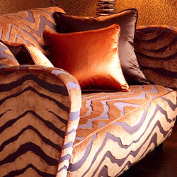 Serengeti tissu ameublement rayures zèbre velours sur fond toile, de Osborne & Little, pour chaise, fauteuil, canapé, coussin et rideaux, vendu par la rime des matieres bon plan tissu et frais de port offerts