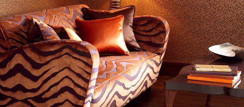 Serengeti tissu ameublement velours sur fond toile motif zèbre de Osborne & Little pour fauteuil, canapé, rideaux et coussins,  vendu par la rime des matieres bon plan tissu