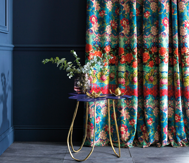 Torcello tissu velours imprimé floral ornemental pour  fauteuil, canapé et rideaux de Osborne & Little vendu par la rime des matieres bon plan tissu