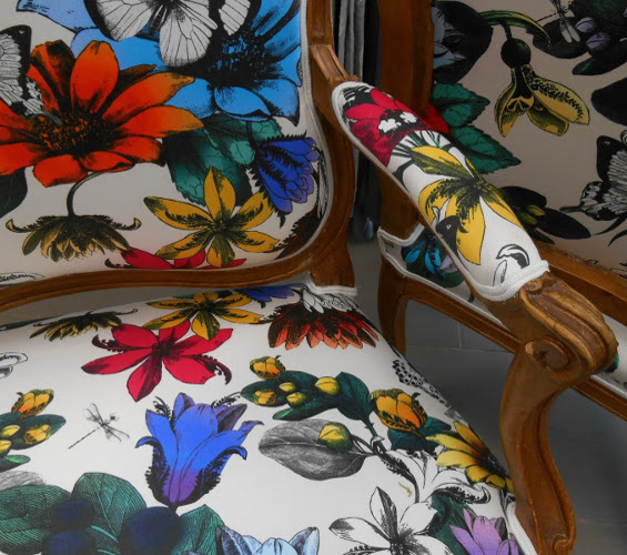 fauteuil Louis XV tissu imprimé fleurs et papillons pour fauteuil et canapé de osborne & little vendu par la rime des matieres