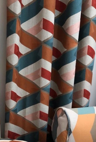 Angle tissu pour rideau, de Prestigious Textiles, motif graphique années 70 style Bauhaus, vendu par la rime des matieres, bon plan tissu et frais de port offerts