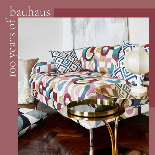 canapé tissu Puzzle de Prestigious Textiles, motif graphique années 70 style Bauhaus, vendu par la rime des matieres, bon plan tissu et frais de port offerts