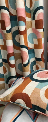 rideau tissu Puzzle de Prestigious Textiles, motif graphique années 70 style Bauhaus, vendu par la rime des matieres, bon plan tissu et frais de port offerts