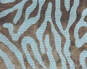 Serengeti tissu ameublement de Prestigious Textiles, motif paeu animal de la savane, pour chaise, fauteuil, canapé, rideau et coussin, vendu par la rime des matieres, bon plan tissu et frais de port offerts