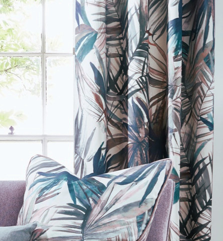 Rideau avec Waikiki tissu ameublement lavable de Prestigious Textiles, motif feuillages exotiques, vendu par la rime des matieres, bon plan tissu et frais de port offerts