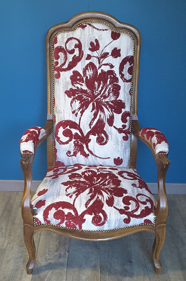 Voltaire et tissu Quito de Casal, motif floral lavable et Aquaclean anti-tâches pour chaise, fauteuil, canapé et rideaux vendu par la rime des matieres bon plan tissu