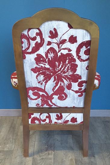 Voltaire et tissu Quito de Casal, motif floral lavable et Aquaclean anti-tâches pour chaise, fauteuil, canapé et rideaux vendu par la rime des matieres bon plan tissu