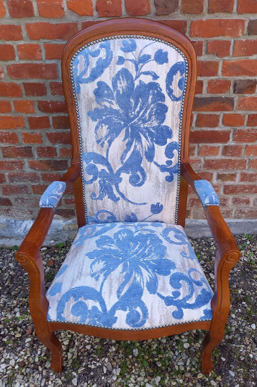 Voltaire et tissu Quito de Casal, motif floral lavable et Aquaclean anti-tâches pour chaise, fauteuil, canapé et rideaux vendu par la rime des matieres bon plan tissu