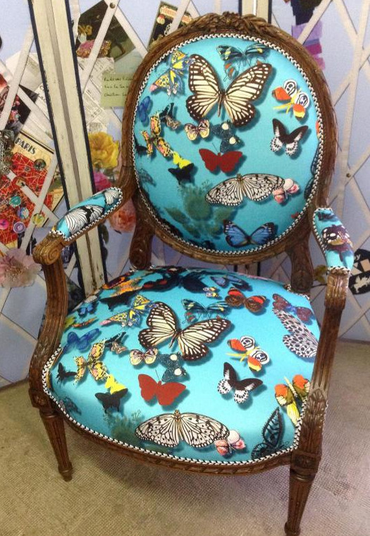 fauteuil medaillon louis xvi tissu butterfly parade de Christian lacroix