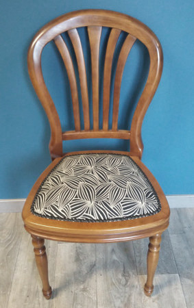 chaise  et tissu lavable Cacao de Thévenon, motif graphique, pour chaise, fauteuil, canapé, rideaux et coussins, vendu par la rime des matieres, bon plan tissu et frais de port offerts. 