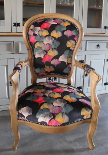 fauteuil Louis philippe et tissu velours lavable Céline Velours, motif végétal coloré, feuilles de ginkgo biloba, de Thévenon, pour chaise, fauteuil, canapé, rideaux et coussins, vendu par la rime des matieres, bon plan tissu et frais de port offerts. 