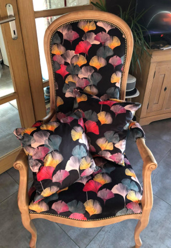 Fauteuil Voltaire avec tissu Cline velours de Thvenon, motif feuilles ginkgo biloba colores, lavable, tissu vendu par la rime des matieres, frais de port offerts. Ralisation O Bois de Fe