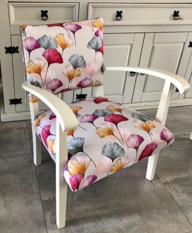 fauteuil et tissu lavable Céline, motif végétal coloré, feuilles de ginkgo biloba, de Thévenon, pour chaise, fauteuil, canapé, rideaux et coussins, vendu par la rime des matieres, bon plan tissu et frais de port offerts. 