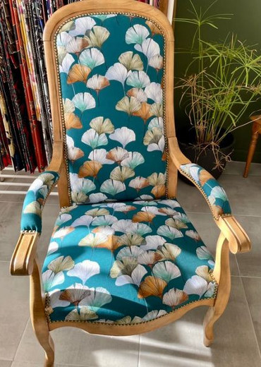 Fauteuil Voltaire avec tissu lavable Cline de Thvenon, motif feuilles ginkgo biloba colores, tissu vendu par la rime des matieres, frais de port offerts. Ralisation O Bois de Fe