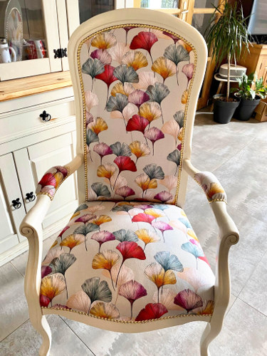 Fauteuil Voltaire avec tissu Cline de Thvenon, motif feuilles ginkgo biloba colores, lavable, tissu vendu par la rime des matieres, frais de port offerts. Ralisation O Bois de Fe