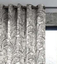 rideaux avec tissu Coco de Thévenon, motif végétal feuillage exotique, grande largeur 280 cm, lavable, pour chaise, fauteuil, canapé, rideaux et coussins, vendu par la rime des matieres, bon plan tissu et frais de port offerts.