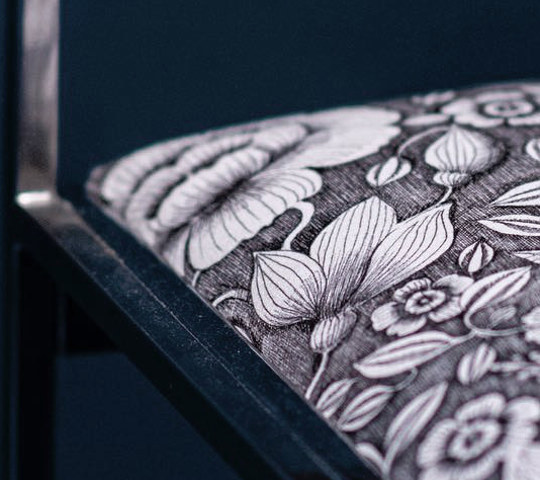 chaise et tissu lavable Crystal, motif floral végétal stylisé sur fond coloré, de Thévenon, pour chaise, fauteuil, canapé, rideaux et coussins, vendu par la rime des matieres, bon plan tissu et frais de port offerts. 