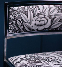 chaise et tissu ameublement Crystal de Thévenon, motif floral végétal stylisé sur fond coloré, lavable, pour chaise, fauteuil, canapé, rideaux et coussins, vendu par la rime des matieres, bon plan tissu et frais de port offerts. 