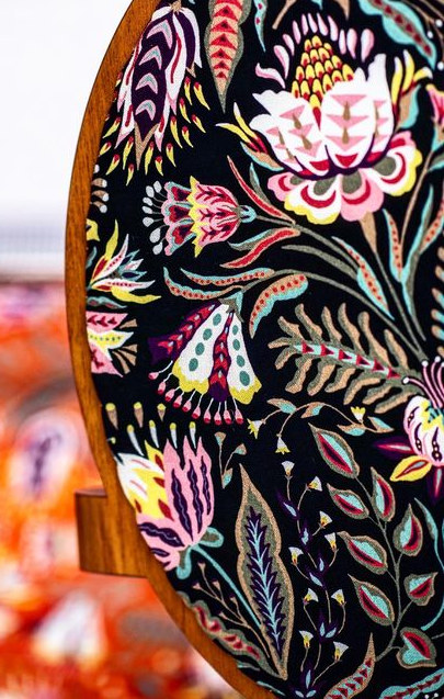 tissu d'ameublement Euphoria, lavable, motif végétal style toile indienne , de Thévenon, pour chaise, fauteuil, canapé, tête de lit, rideaux et coussins, vendu par la rime des matieres, bon plan tissu et frais de port offerts.