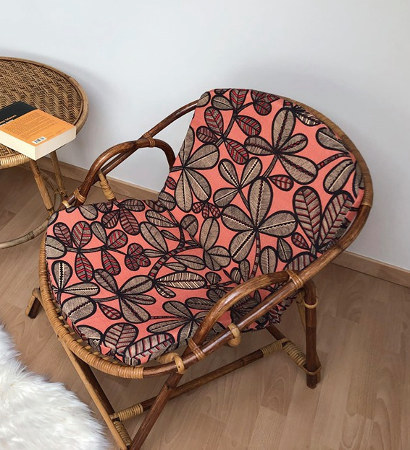 tissu ameublement lin mélangé Fao de Thévenon, motif végétal stylisé esprit ethnique, pour chaise, fauteuil, canapé, rideaux et coussins, vendu par la rime des matieres, bon plan tissu et frais de port offerts.