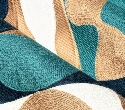 tissu Glamour de Thévenon, motif graphique brodé, pour chaise, fauteuil, canapé, rideaux et coussins, vendu par la rime des matieres, bon plan tissu et frais de port offerts. 