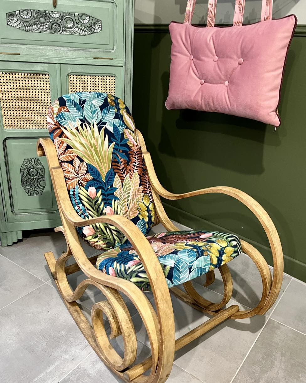 fauteuil rocking chair et tissu Goa, de Thévenon, motif floral végétal luxuriant, lavable, pour chaise, fauteuil, canapé, rideaux et coussins, vendu par la rime des matieres, bon plan tissu et frais de port offerts. 