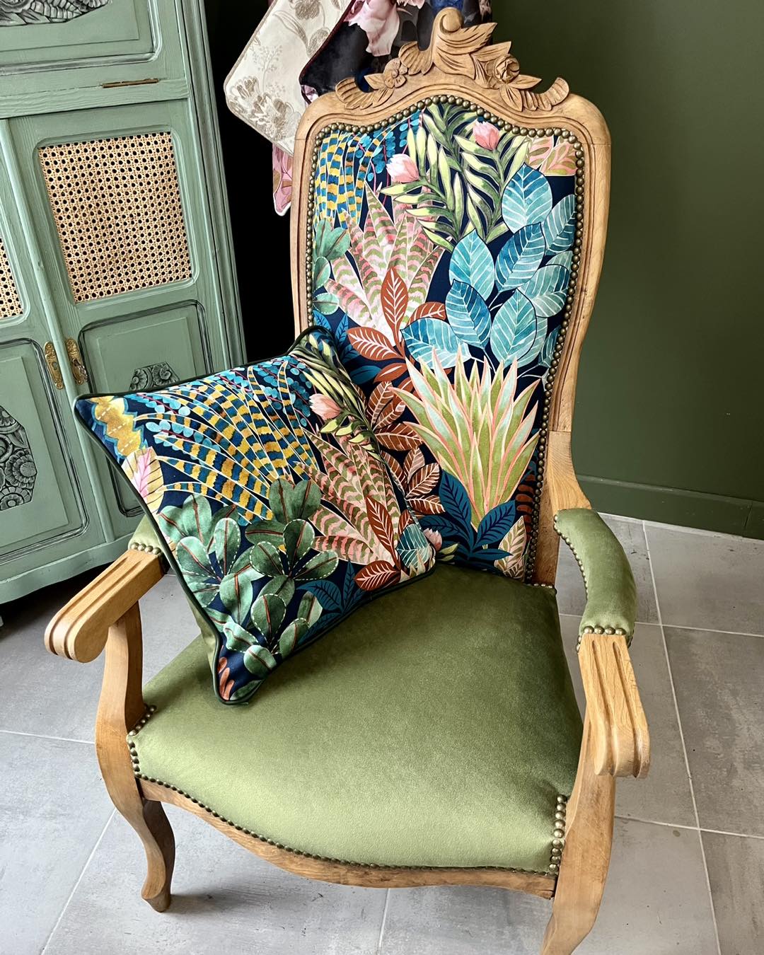 fauteuil voltaire et tissu Goa, de Thévenon, motif floral végétal luxuriant, lavable, pour chaise, fauteuil, canapé, rideaux et coussins, vendu par la rime des matieres, bon plan tissu et frais de port offerts. 