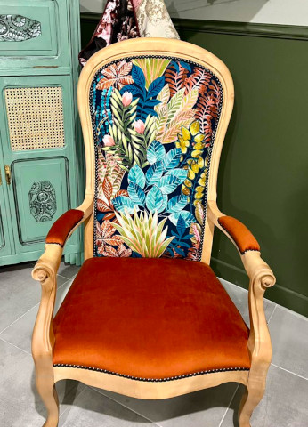 fauteuil voltaire et tissu Goa, de Thévenon, motif floral végétal luxuriant, lavable, pour chaise, fauteuil, canapé, rideaux et coussins, vendu par la rime des matieres, bon plan tissu et frais de port offerts. 