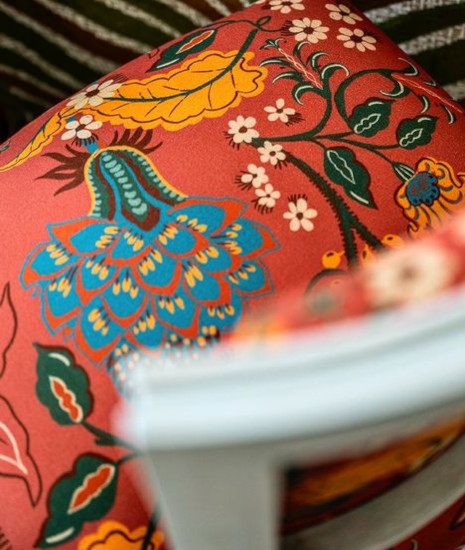 tissu Hana de Thévenon, motif floral végétal stylisé, lavable, pour chaise, fauteuil, canapé, rideaux et coussins, vendu par la rime des matieres, bon plan tissu et frais de port offerts. 