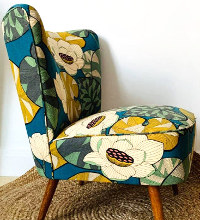 fauteuil cocktail et tissu Idris de Thévenon, motif stylisé nénuphars, grande largeur 280 cm, lavable, pour chaise, fauteuil, canapé, rideaux et coussins, vendu par la rime des matieres, bon plan tissu et frais de port offerts. 