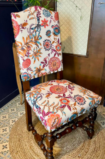 chaise et tissu ameublement lavable Jacobine, motif floral végétal stylisé, de Thévenon, pour chaise, fauteuil, canapé, rideaux et coussins, vendu par la rime des matieres, bon plan tissu et frais de port offerts. 