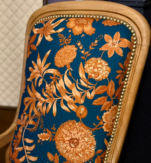 fauteuil voltaire et tissu ameublement lavable Jacobine, motif floral végétal stylisé, de Thévenon, pour chaise, fauteuil, canapé, rideaux et coussins, vendu par la rime des matieres, bon plan tissu et frais de port offerts. 