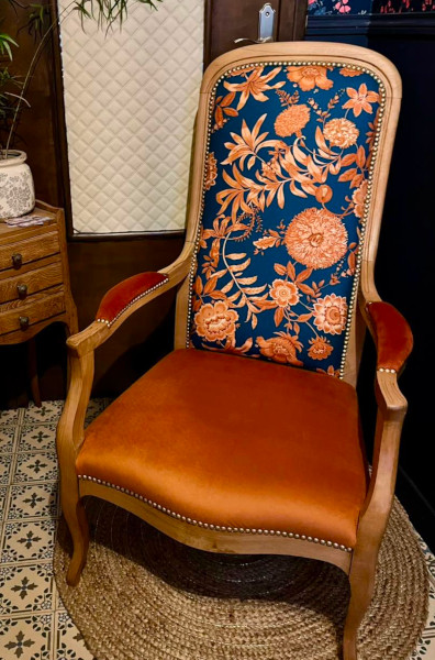 fauteuil voltaire et tissu ameublement lavable Jacobine, motif floral végétal stylisé, de Thévenon, pour chaise, fauteuil, canapé, rideaux et coussins, vendu par la rime des matieres, bon plan tissu et frais de port offerts. 