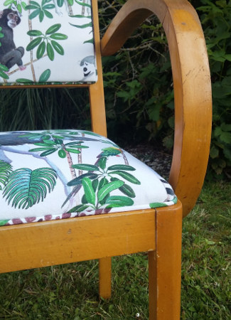 fauteuil bridge et tissu ameublement coton lourd et lavable La Jungle des Animaux, de Thévenon, motif jungle luxuriante, pour chaise, fauteuil, canapé, rideaux et coussins, vendu par la rime des matieres, bon plan tissu et frais de port offerts. 