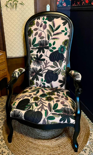 voltaire et tissu Orphée motif floral végétal stylisé de Thévenon