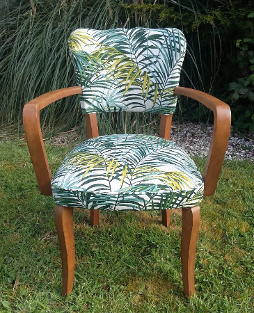 fauteuil bridge et tissu Palm Springs de Thévenon, motif feuilles de palmier, grande largeur 280 cm, lavable, pour chaise, fauteuil, canapé, rideaux et coussins, vendu par la rime des matieres, bon plan tissu et frais de port offerts. 