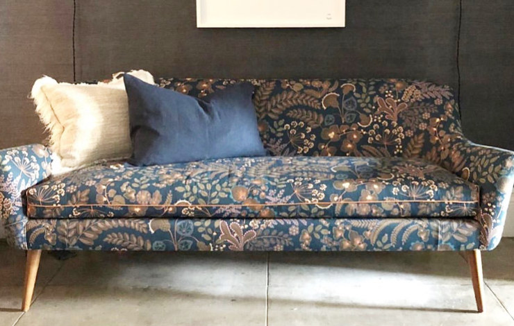 canapé et tissu velours lavable Phoenix Velours, motif végétal herbier contemporain, de Thévenon, pour chaise, fauteuil, canapé, rideaux et coussins, vendu par la rime des matieres, bon plan tissu et frais de port offerts. 