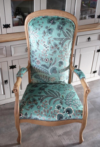 voltaire et tissu ameublement velours lavable Phoenix Velours, motif vgtal herbier contemporain, de Thvenon, pour chaise, fauteuil, canap, rideaux et coussins, vendu par la rime des matieres, bon plan tissu et frais de port offerts. 