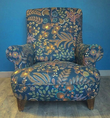 fauteuil anglais et tissu Phoenix de Thévenon, motif végétal herbier contemporain, lavable, pour chaise, fauteuil, canapé, rideaux et coussins, vendu par la rime des matieres, bon plan tissu et frais de port offerts. 