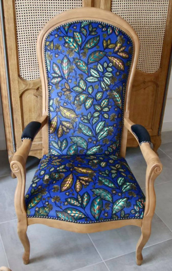 Fauteuil Voltaire avec tissu Rainbow Tree Velours de Thvenon, motif vgtal stylis fantastique, lavable, tissu vendu par la rime des matieres, frais de port offerts. Ralisation O Bois de Fe