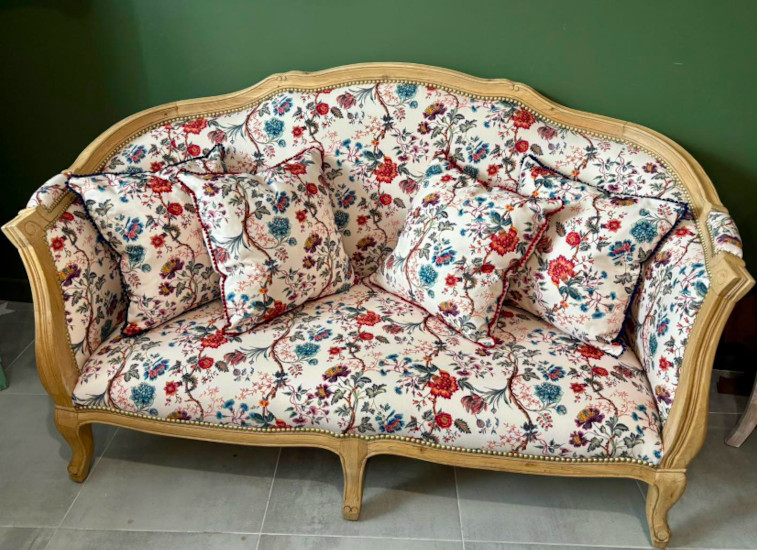 canapé tissu ameublement lavable Rochecotte, motif floral végétal belles demeures de charme, de Thévenon, pour chaise, fauteuil, canapé, rideaux et coussins, vendu par la rime des matieres, bon plan tissu et frais de port offerts. 