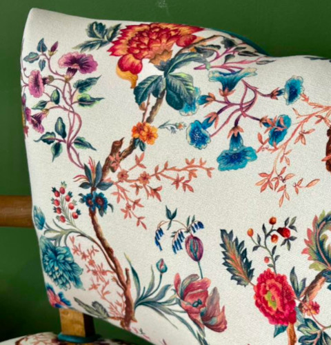 fauteuil bridge tissu ameublement lavable Rochecotte, motif floral végétal belles demeures de charme, de Thévenon, pour chaise, fauteuil, canapé, rideaux et coussins, vendu par la rime des matieres, bon plan tissu et frais de port offerts. 