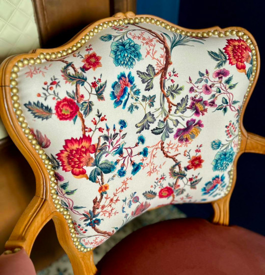 cabriolet Louis 15 tissu ameublement lavable Rochecotte, motif floral végétal belles demeures de charme, de Thévenon, pour chaise, fauteuil, canapé, rideaux et coussins, vendu par la rime des matieres, bon plan tissu et frais de port offerts. 
