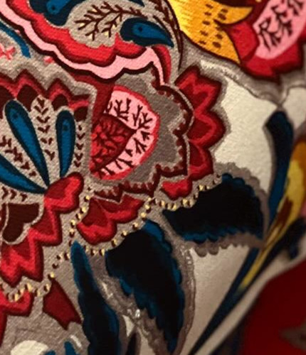 coussin et tissu Romy, de Thévenon, motif floral style toile indienne, lavable, pour chaise, fauteuil, canapé, rideaux et coussins, vendu par la rime des matieres, bon plan tissu et frais de port offerts. 