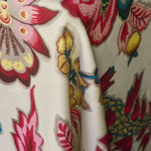nappe et tissu Romy, de Thévenon, motif floral style toile indienne, lavable, pour chaise, fauteuil, canapé, rideaux et coussins, vendu par la rime des matieres, bon plan tissu et frais de port offerts. 