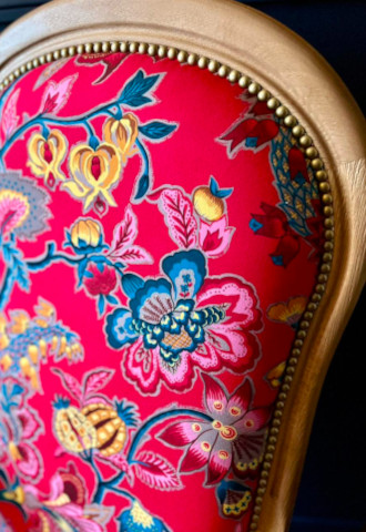 fauteuil Voltaire et tissu Romy, de Thévenon, motif floral style toile indienne, lavable, pour chaise, fauteuil, canapé, rideaux et coussins, vendu par la rime des matieres, bon plan tissu et frais de port offerts. 