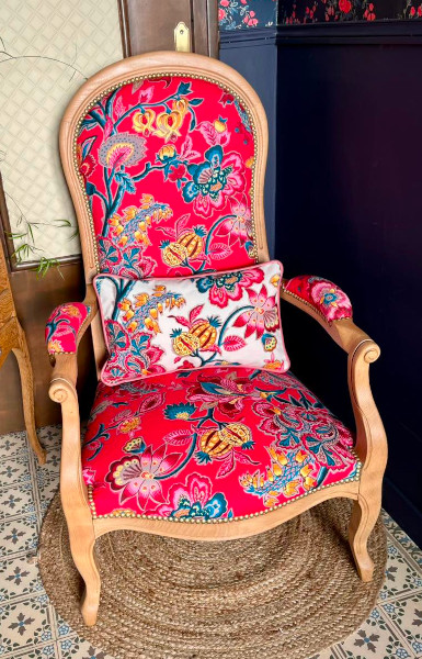 fauteuil Voltaire et tissu Romy, de Thévenon, motif floral style toile indienne, lavable, pour chaise, fauteuil, canapé, rideaux et coussins, vendu par la rime des matieres, bon plan tissu et frais de port offerts. 