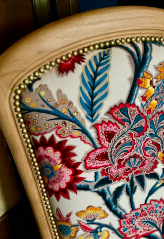 fauteuil Voltaire et tissu Romy, de Thévenon, motif floral style toile indienne, lavable, pour chaise, fauteuil, canapé, rideaux et coussins, vendu par la rime des matieres, bon plan tissu et frais de port offerts. 